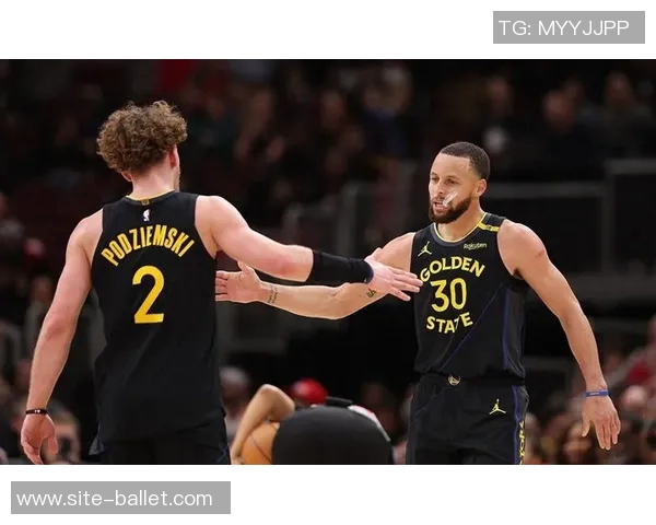 库里神勇抢断波杰姆飞扑救球助球队逆转赢得比赛胜利